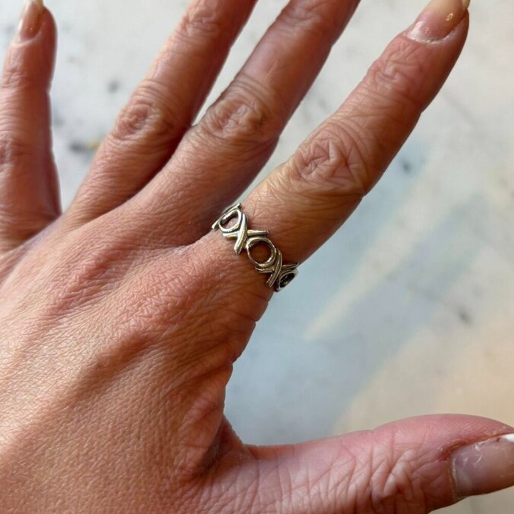 Tiffany & Co. Silver Hugs Kiss XO Band Ring - Size 8 - Picture 4 of 7